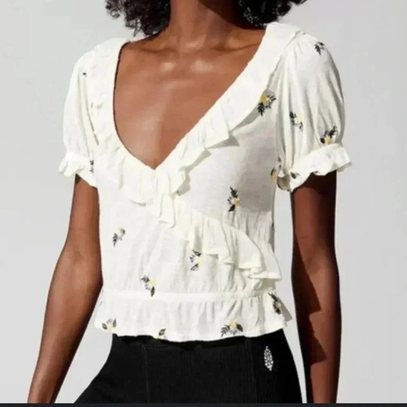 Free People full bloom embroidered crop top cream Ruffle Size S NWT - Picture 1 of 9